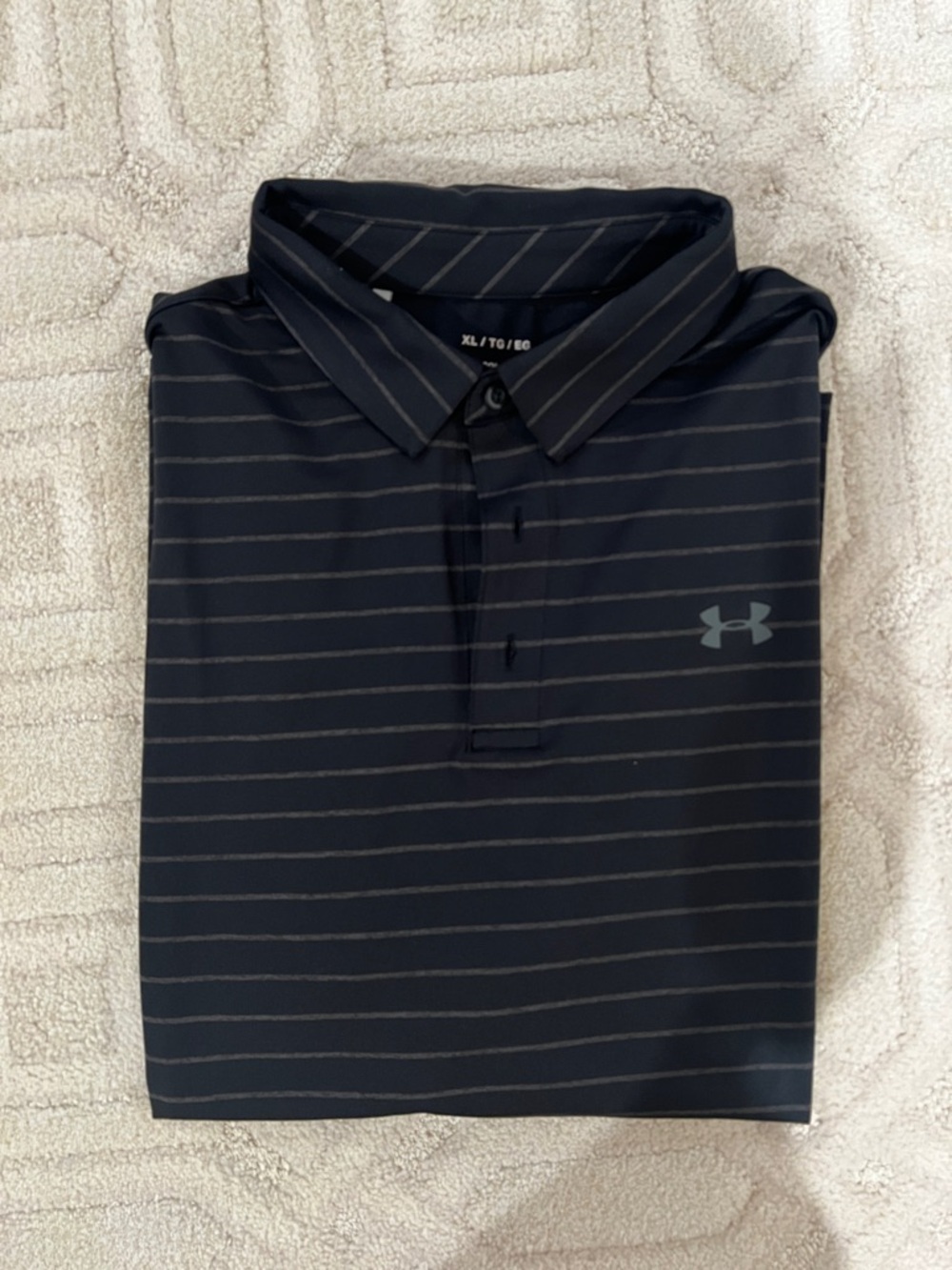 NWOT Under Armour Men’s Black PERFORMANCE/golf Polo with Gray Pinstripes